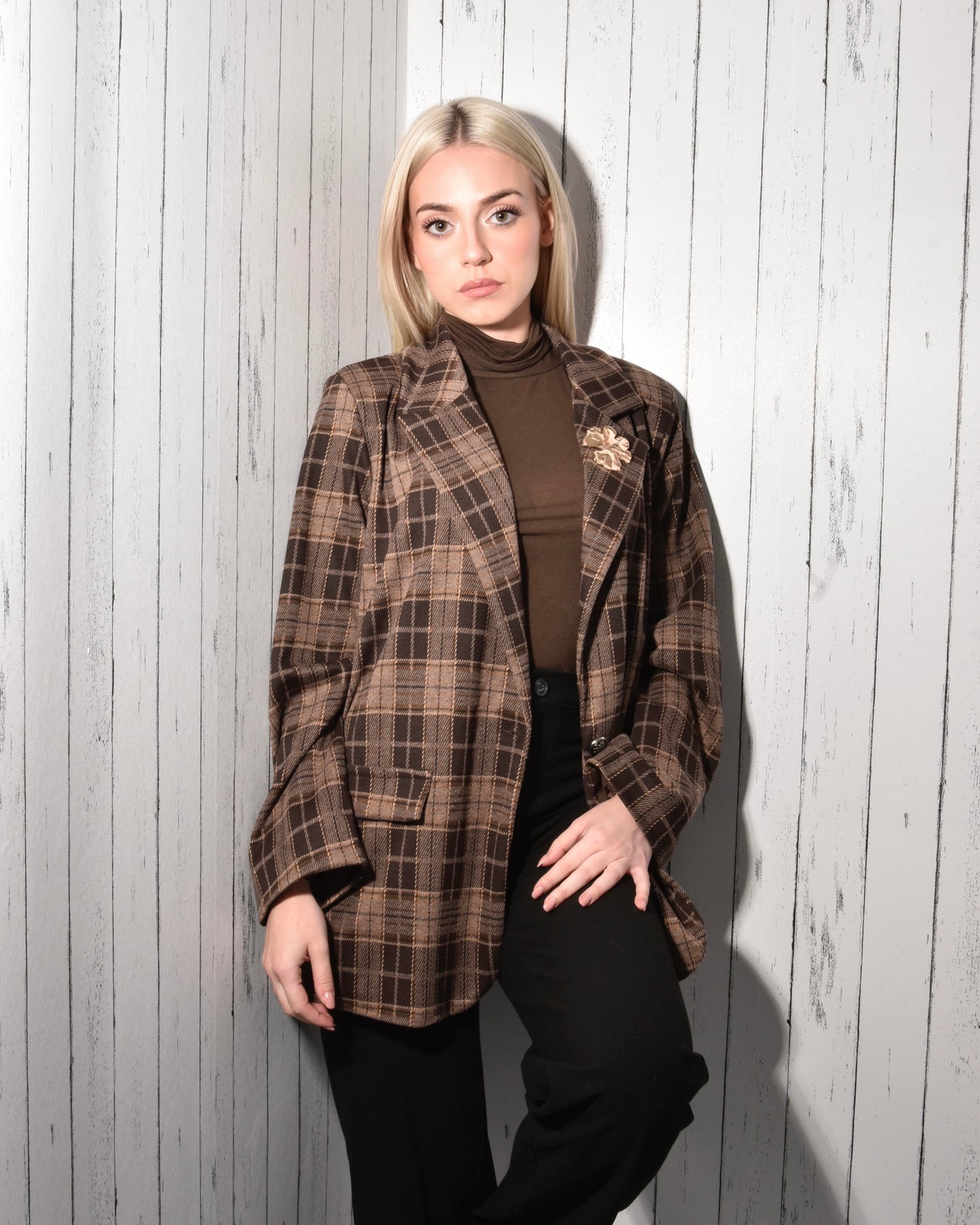 Blazer Donna a Quadri Marroni – Taglio Classico e Vestibilità Morbida