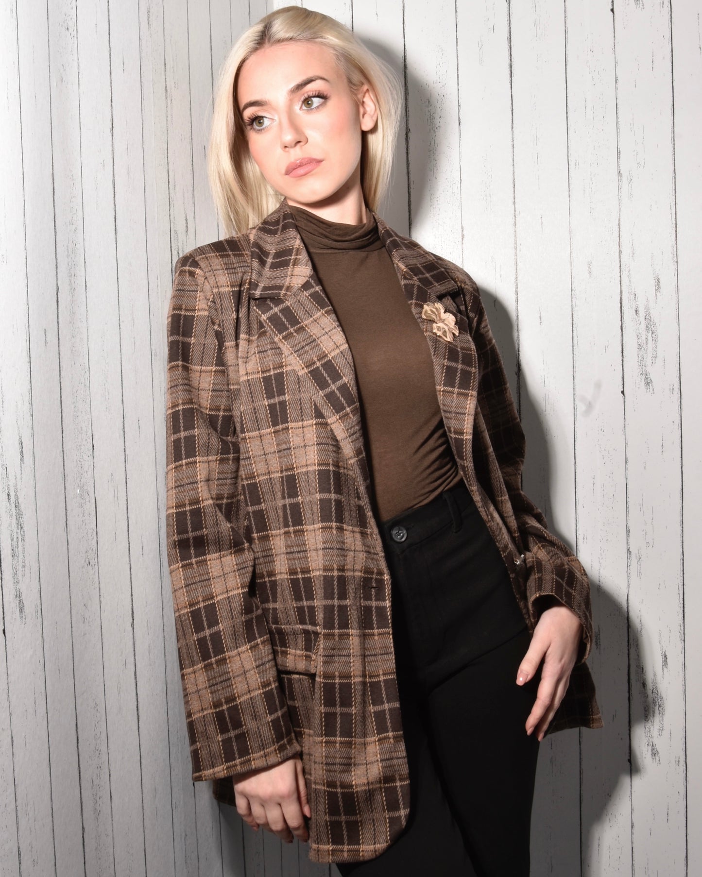 Blazer Donna a Quadri Marroni – Taglio Classico e Vestibilità Morbida